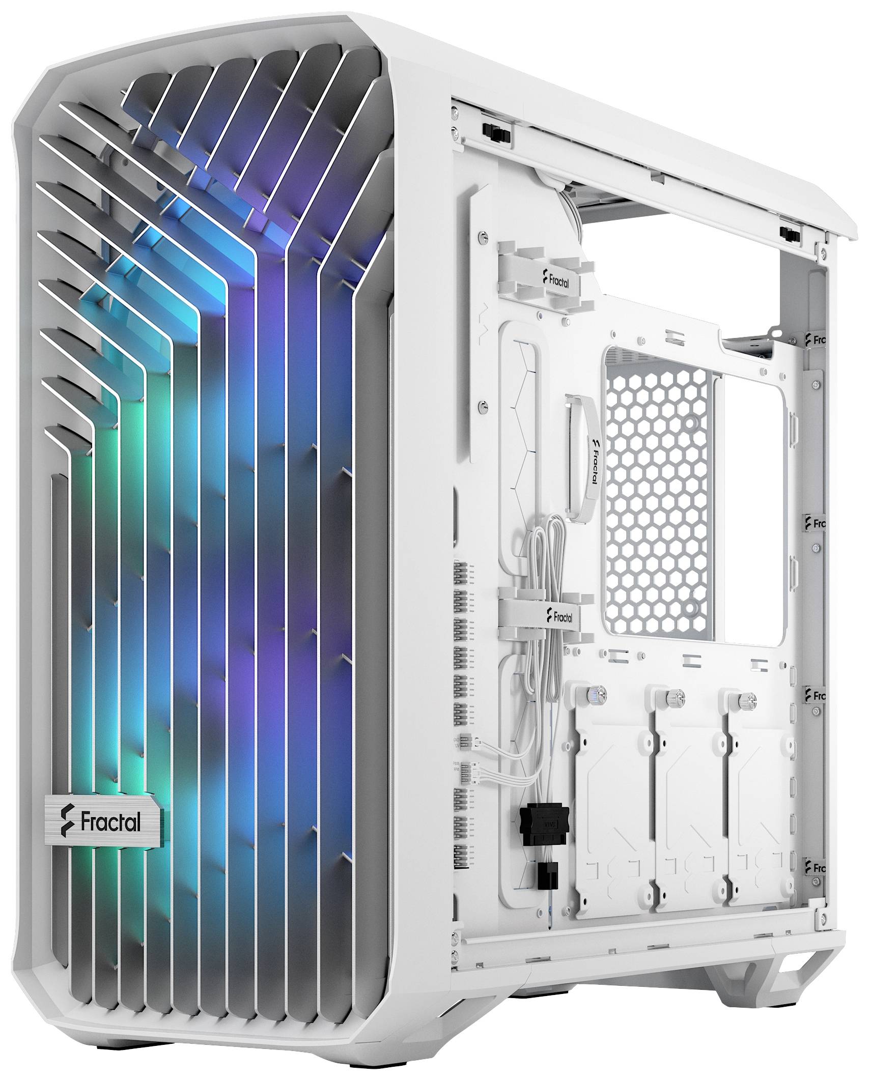 Weißes PC-Gehäuse mit offenem Seitenteil, markante Frontgitter und bunte LED-Beleuchtung innen.