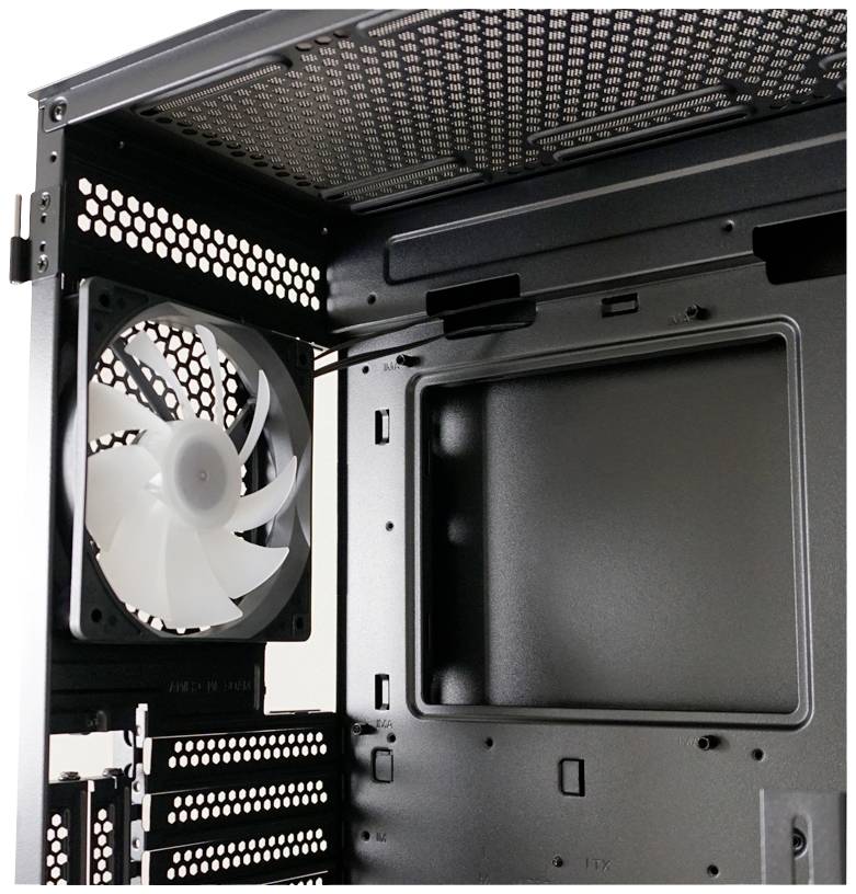 Innenansicht eines leeren Computergehäuses mit sichtbarem Lüfter an der Rückseite und Platz für Computerkomponenten.