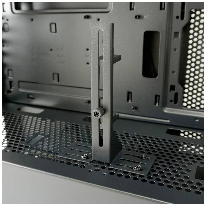 Metallhalterung im Inneren eines Computergehäuses, montiert auf perforiertem Boden, dient zur Stabilisierung einer vertikalen Grafikkarte.