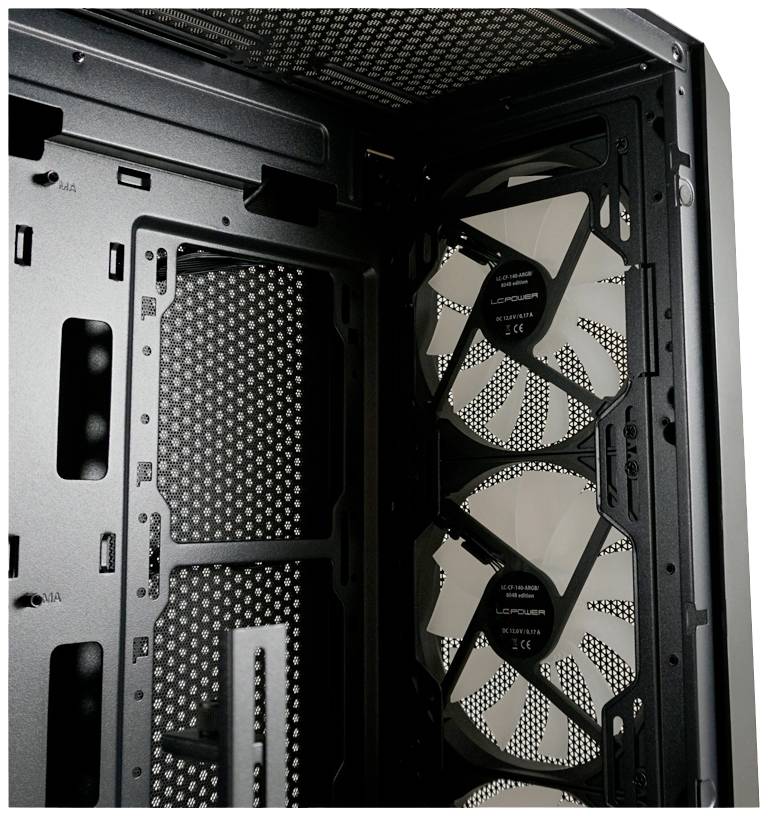 Innenansicht eines Computergehäuses mit drei Lüftern sichtbar. Die Lüfter sind vertikal angeordnet.