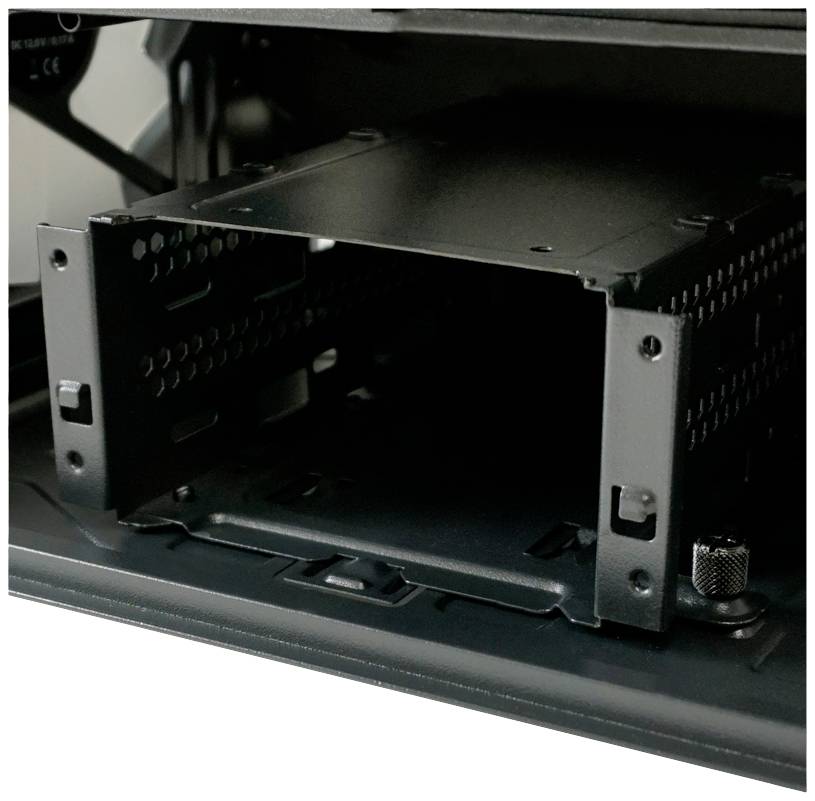 Leerer interner Laufwerksschacht eines Computergehäuses, bereit zur Installation von Festplatten oder SSDs.