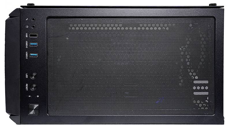 Oberseite eines schwarzen Computergehäuses mit Lüftungsgittern und Anschlüssen, darunter USB-Ports und Audiobuchsen.
