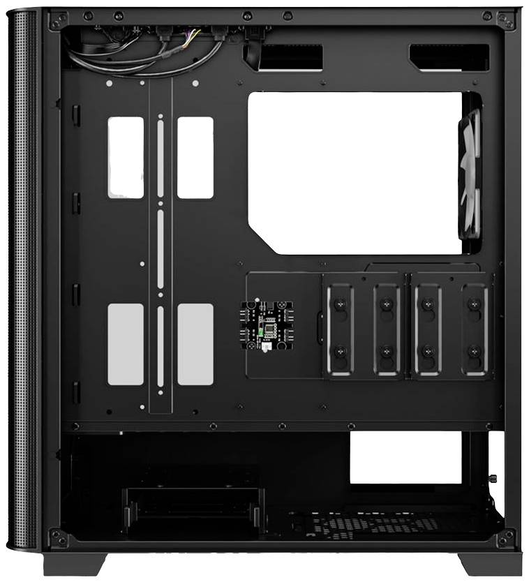Schwarzes PC-Gehäuse mit offenem Innenraum, zeigt Kabelmanagement, Lüfterplatz und Montagepunkte für Hardwarekomponenten.