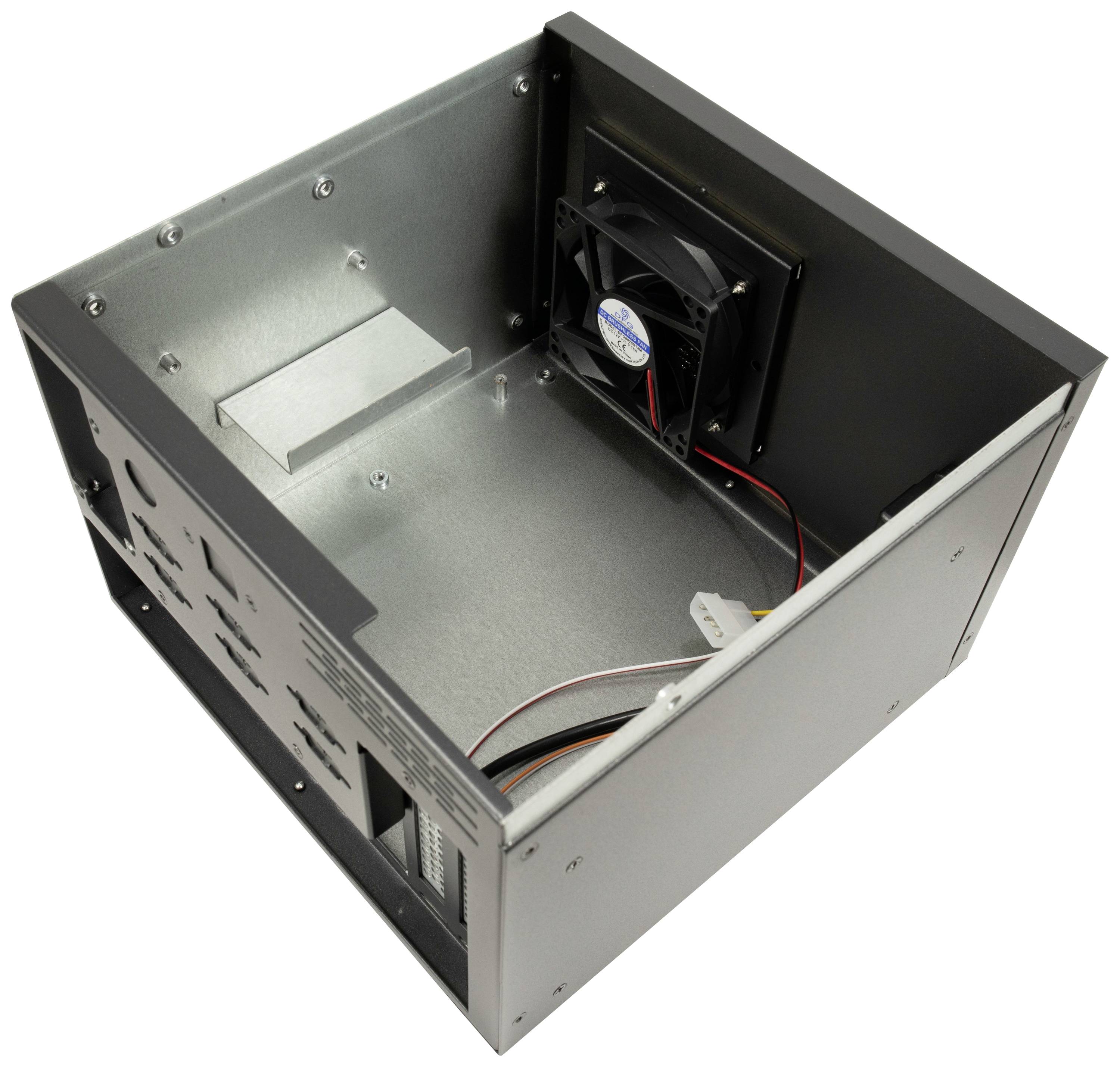 Metallgehäuse mit installiertem Lüfter, zeigt eine freistehende Hardwarestruktur zur Kühlung elektronischer Komponenten.