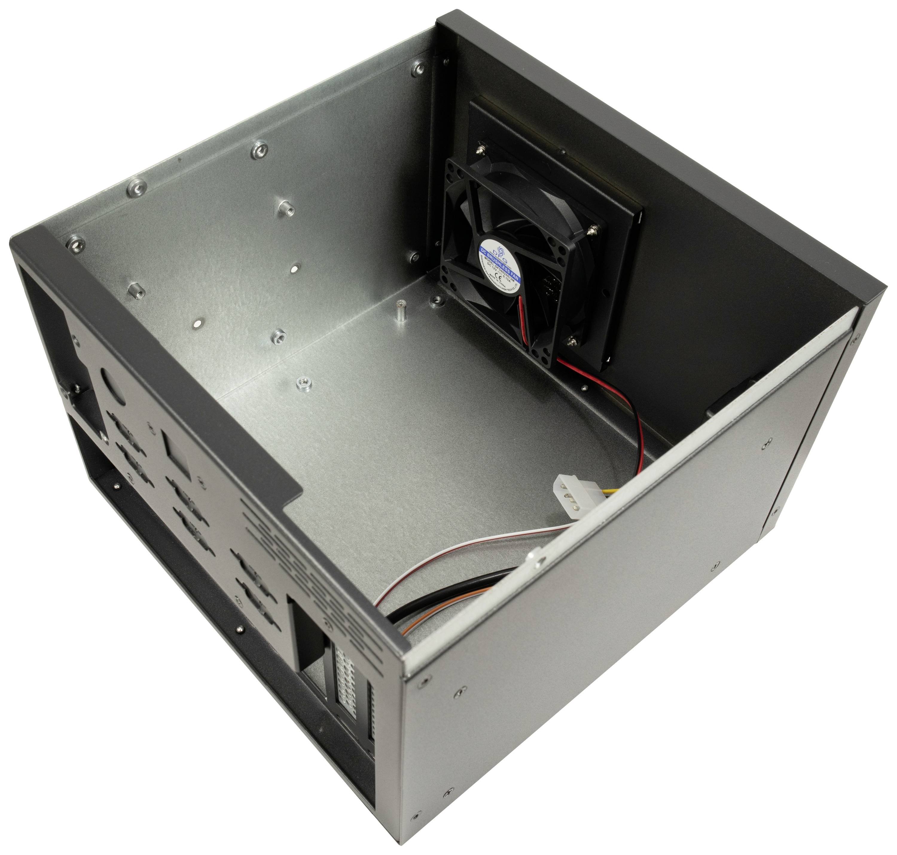 Ein leerer Computergehäuse mit eingebautem Lüfter. Oberseite offen, Metallwände, geeignet für den Zusammenbau eines Computersystems.