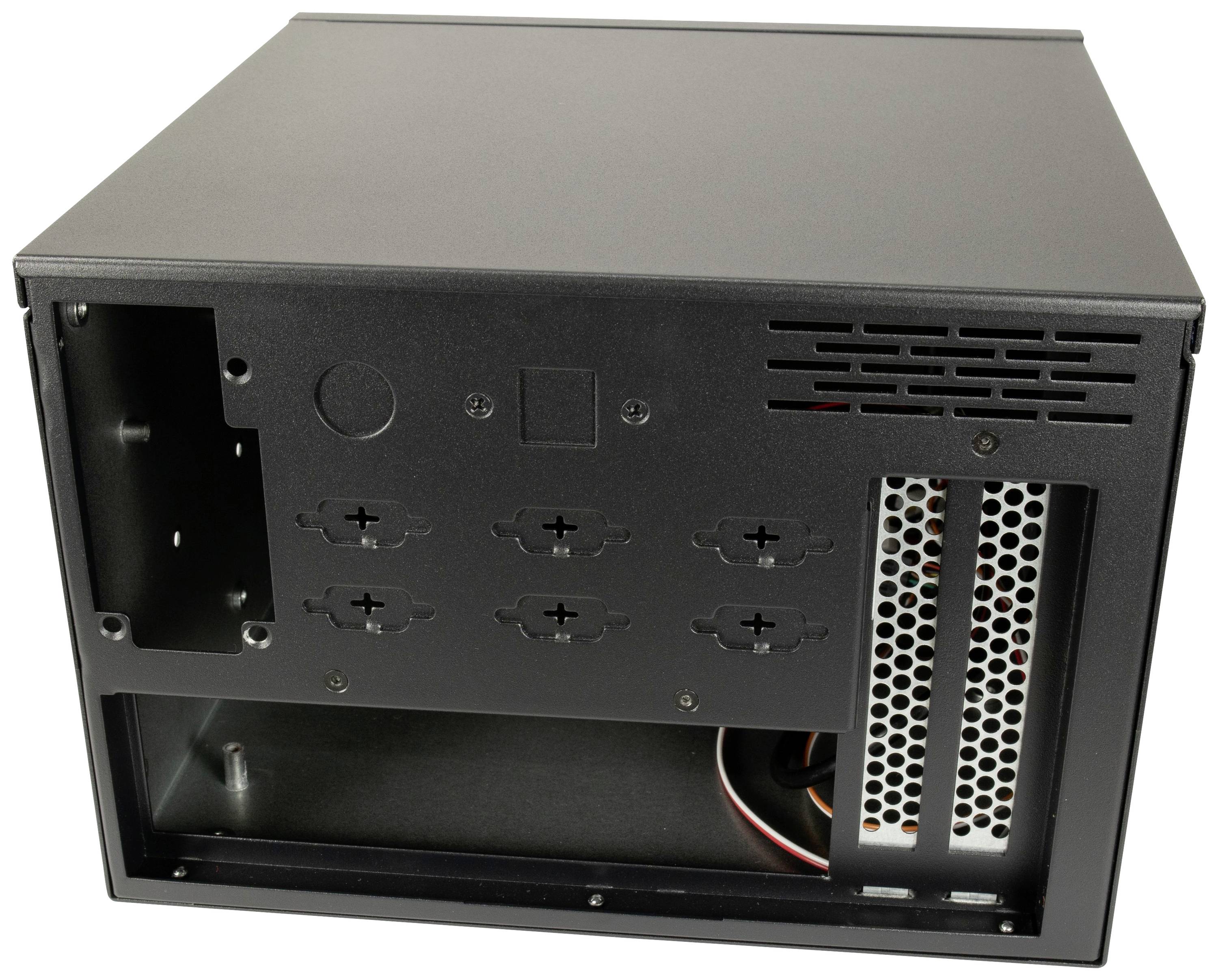 Ein schwarzes Computergehäuse von hinten, mit mehreren Steckplätzen für Karten und Lüftungsgitter zur Kühlung.
