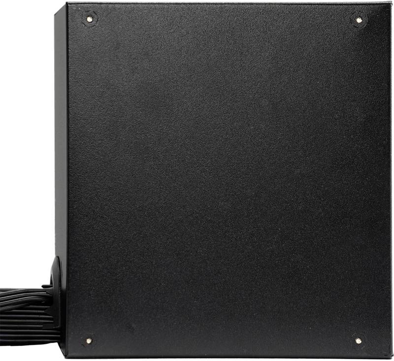 Ein schwarzes, quadratisches elektrisches Gerät mit einem Kabel, das unten links herausragt.