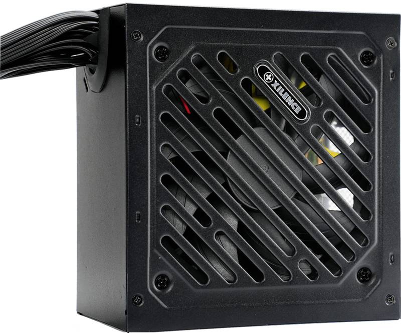 Ein schwarzes Computer-Netzteil mit sichtbarem Lüfter hinter einem Gitter. Es hat ein Kabelbündel für den Anschluss an andere Komponenten.