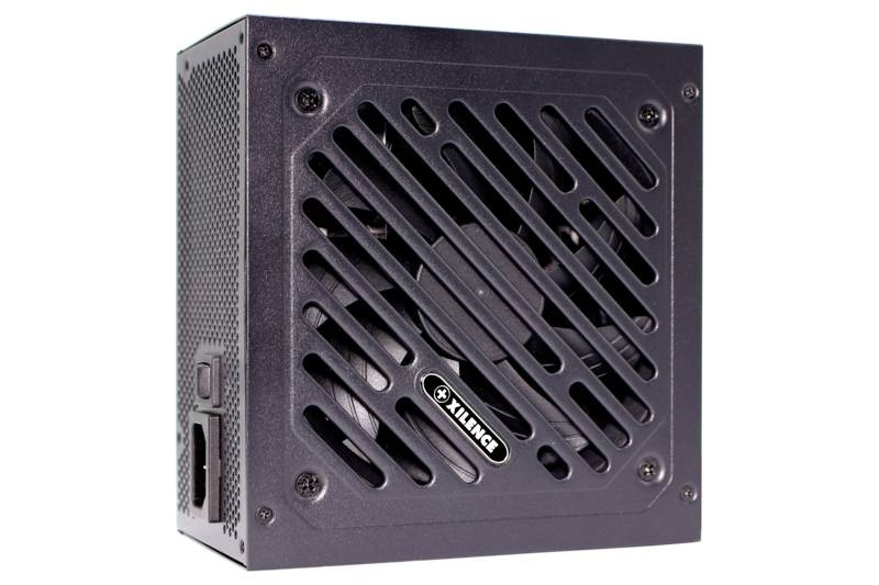 Ein schwarzes Computer-Netzteilgehäuse mit Lüftungsschlitzen und einem Markenlogo auf der Vorderseite, zeigt robustes Design.