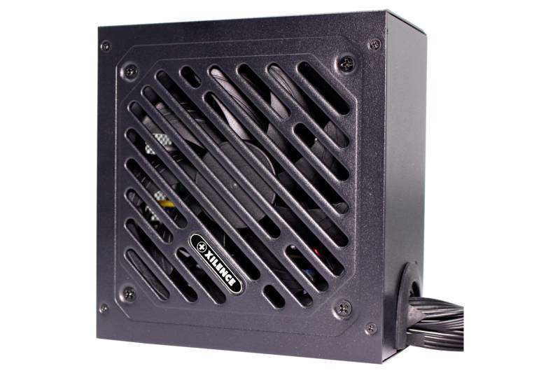 Ein schwarzes Computer-Netzteil mit Lüftungsgitter und freiliegendem Stromkabel ist zu sehen. Es steht aufrecht mit sichtbar verschraubter Frontplatte.