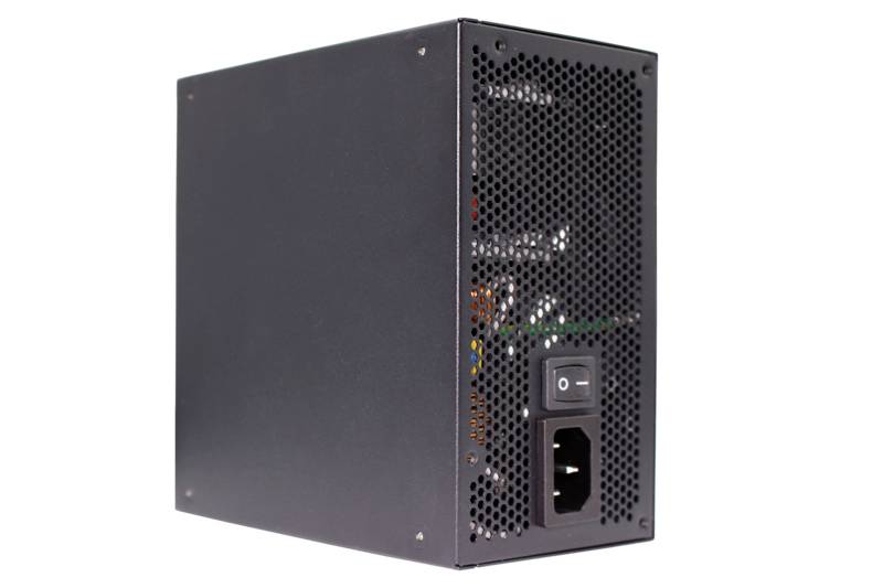 Schwarzes Computer-Netzteil mit Lüftungsgitter und Netzstecker auf der Rückseite, Stromschalter sichtbar.