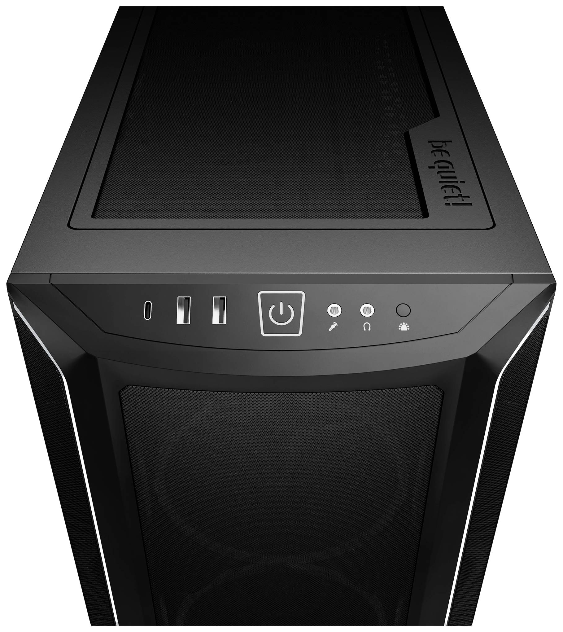 Computergehäuse von oben, schwarz mit Anschlüssen und Power-Taste, Marke 'be quiet!' sichtbar auf der Oberseite.