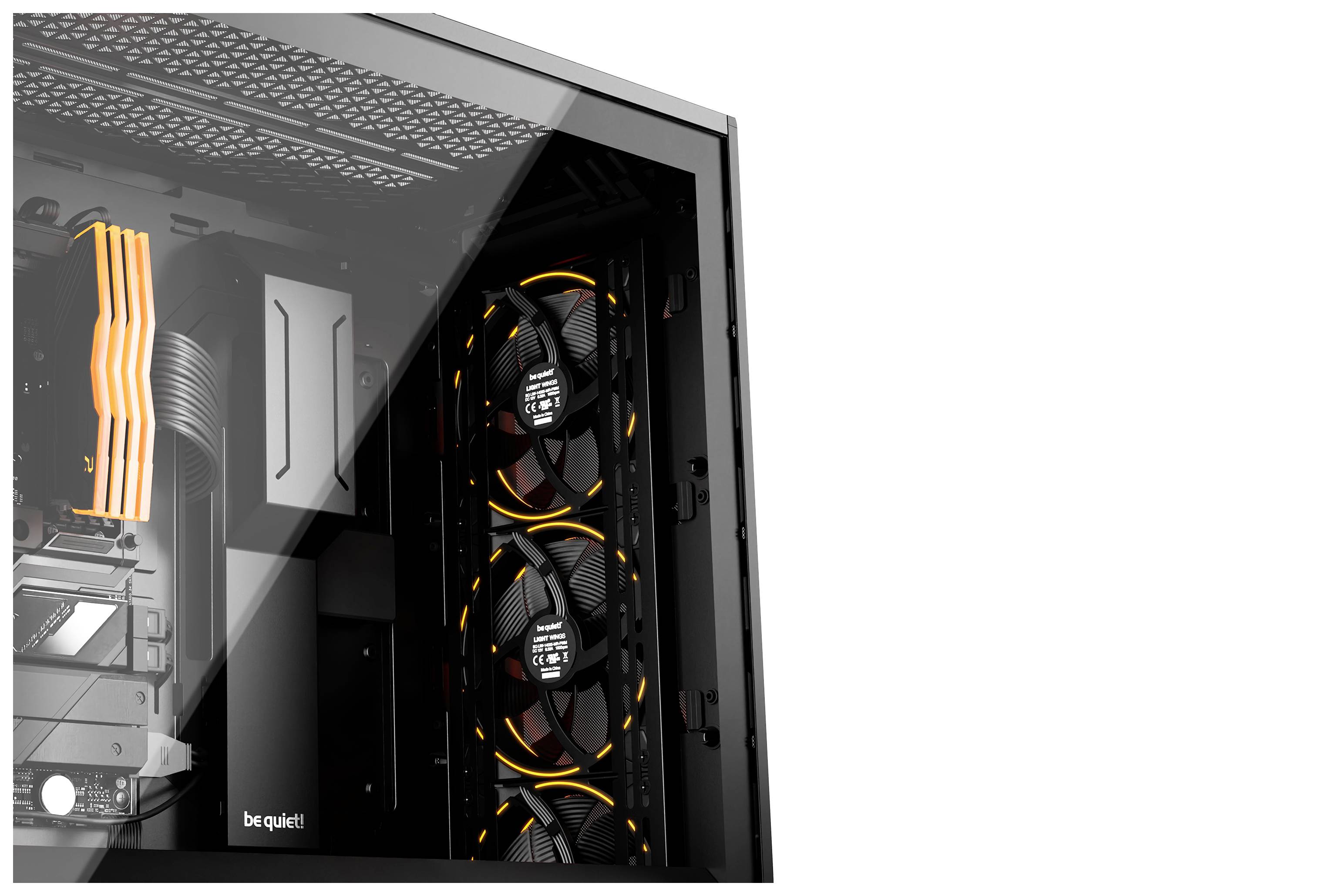 Offener Computer mit mehreren leuchtenden Lüftern im Inneren vor weißem Hintergrund.