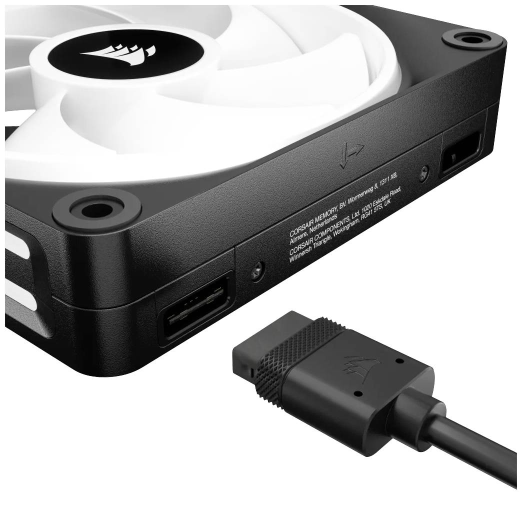 PC-Lüfter mit schwarz-weißem Gehäuse und einem Anschlusskabel im Vordergrund. Das Design ist schlicht und funktional.