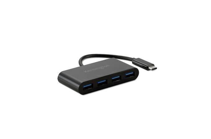 Ein schwarzer USB-C-Adapter mit vier USB-Anschlüssen und einem kurzen Kabel. Ideal zum Erweitern der Anschlussmöglichkeiten eines Geräts.
