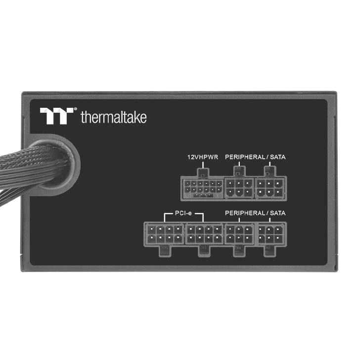 'Schwarzes Netzteilmodul mit mehreren Anschlussbuchsen beschriftet: 12VHPWR, PERIPHERAL/SATA, PCI-e. Markiert mit Logo 