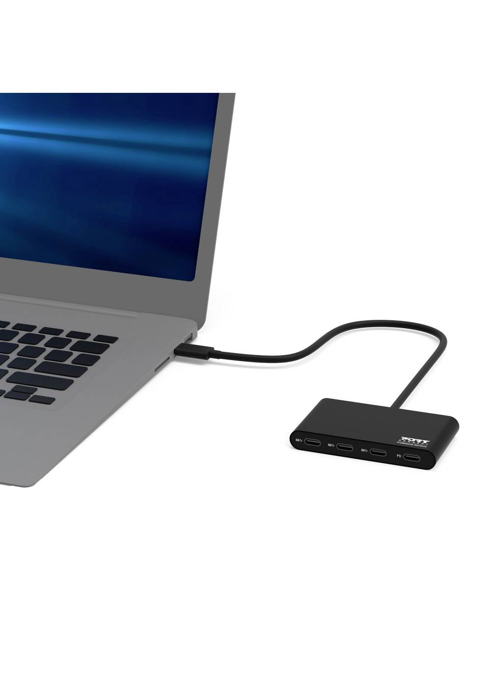 Ein Laptop ist über ein Kabel mit einem USB-C-Hub verbunden, der drei USB-C- und zwei USB-A-Anschlüsse bietet.