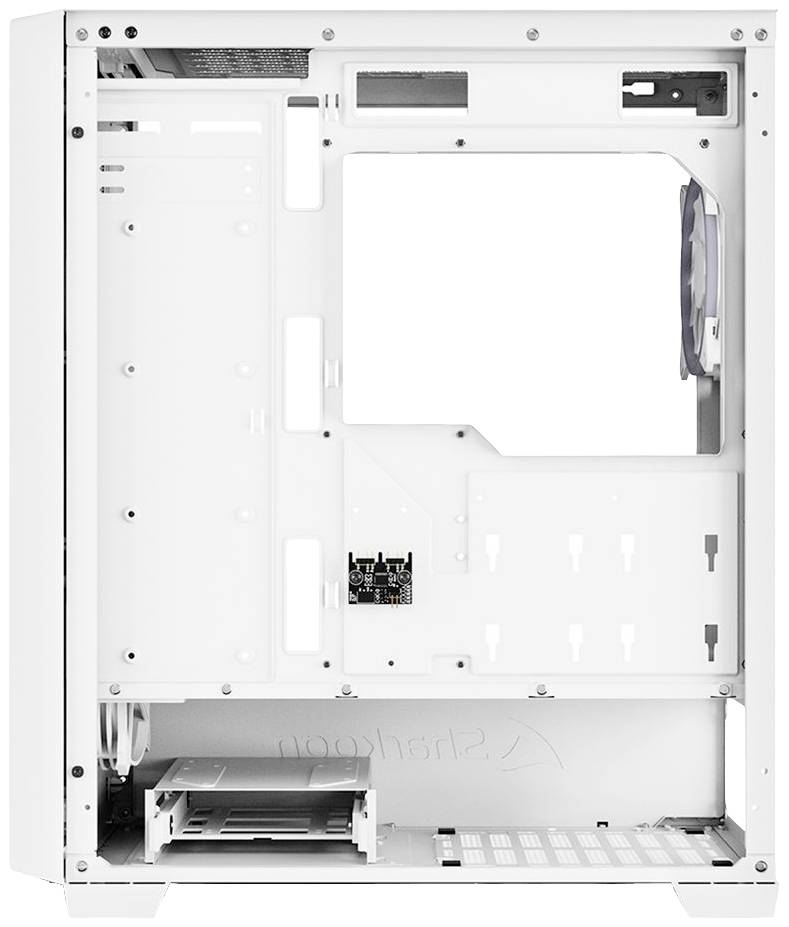 Ein offenes Computergehäuse, weiß, mit Platz für Hauptplatine, Lüfter und Laufwerke. Kabelkanäle und Montagerahmen sind sichtbar.