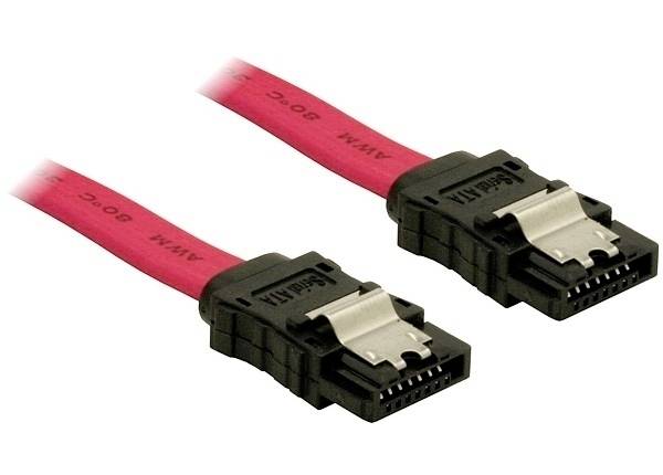 Zwei SATA-Kabel mit roten Ummantelungen und schwarzen Anschlüssen. Sie sind zum Anschließen interner Festplatten in Computern gedacht.