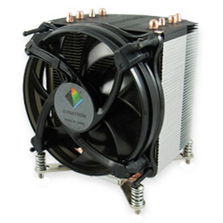 Abgebildet ist ein schwarzer CPU-Kühler mit Lüfter und Kühlrippen, montiert auf einer Halterung mit Kupfer-Heatpipes, von der Marke Dynatron.