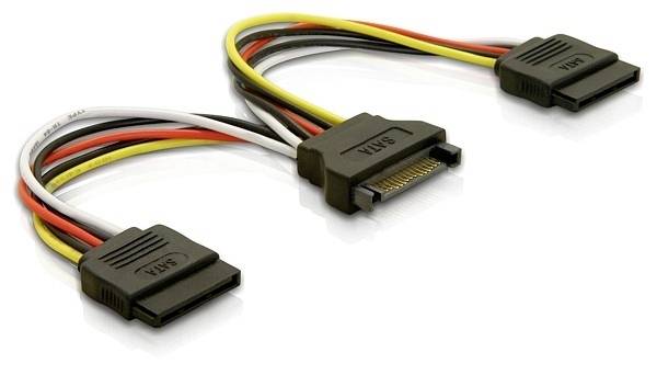 Splitterkabel mit zwei SATA-Anschlüssen, das einen Stromanschluss in zwei teilt. Verwendet in Computern zum Anschluss von Festplatten.