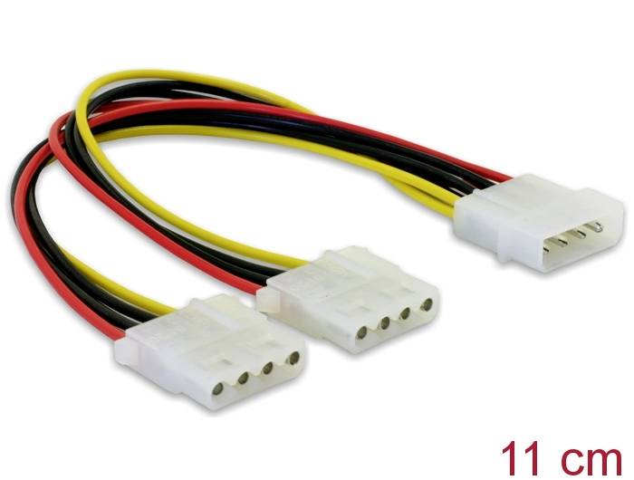 Stromkabel-Adapter mit einem 4-poligen Stecker und zwei 4-poligen Buchsen. Länge 11 cm.