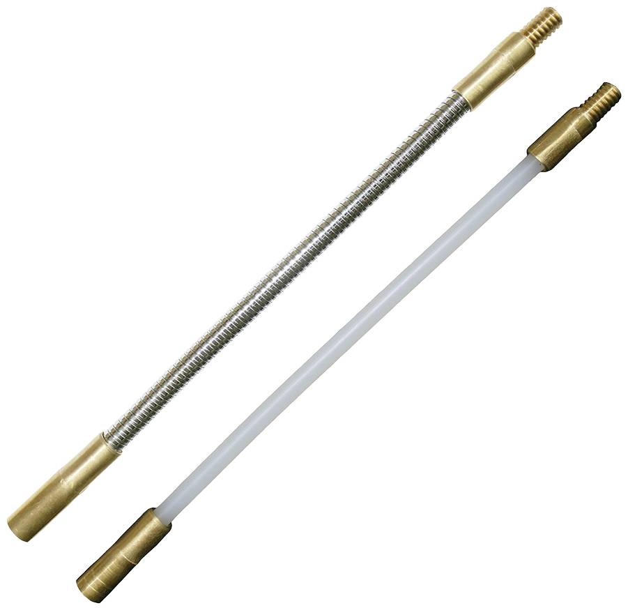 Zwei flexible Schlauchverlängerungen mit metallischen Enden; eine mit spiralförmiger Ummantelung, eine mit glatter Oberfläche.