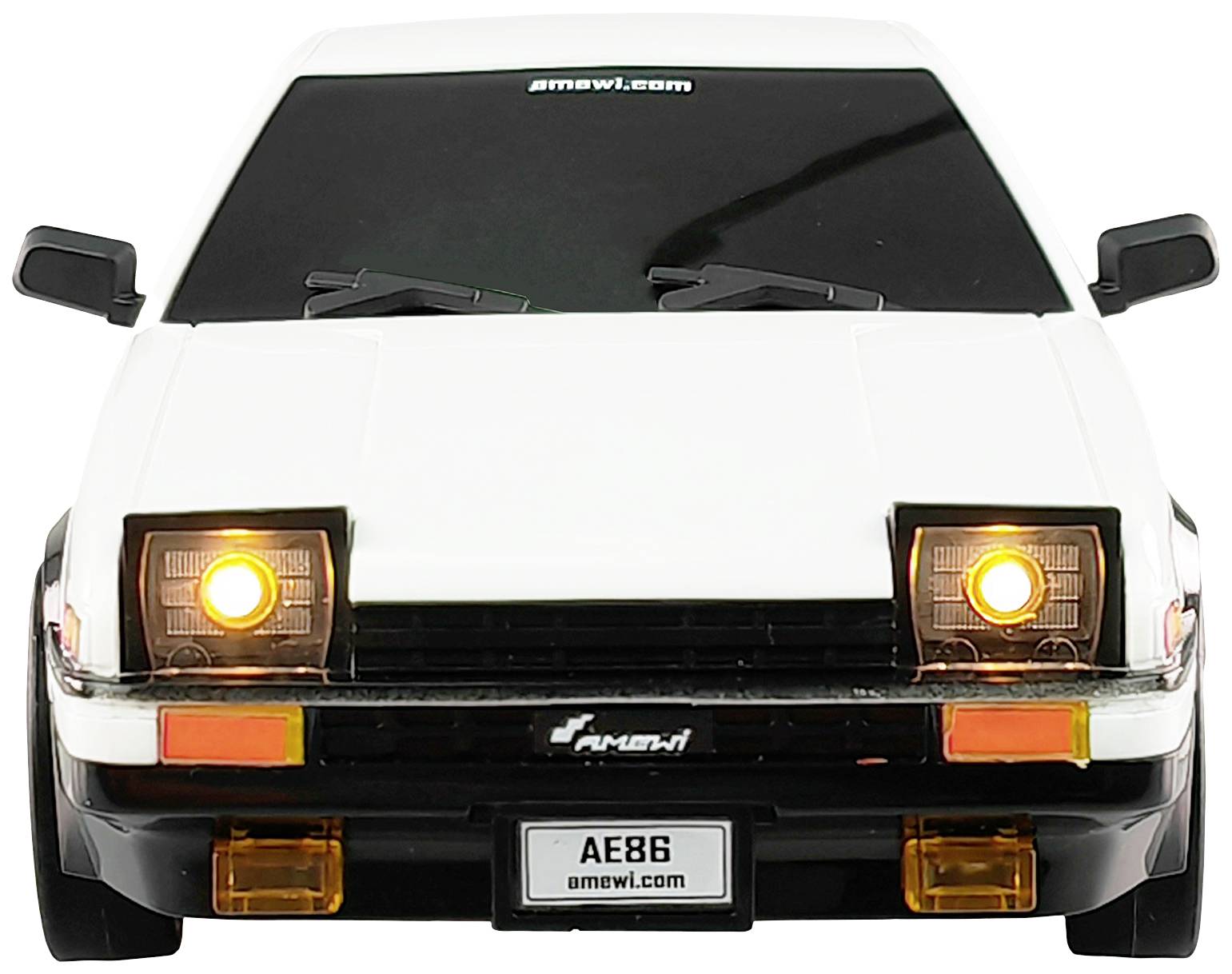 Ein weißes Auto mit klappbaren Scheinwerfern leuchtet. Auf dem Nummernschild steht 'AE86'.