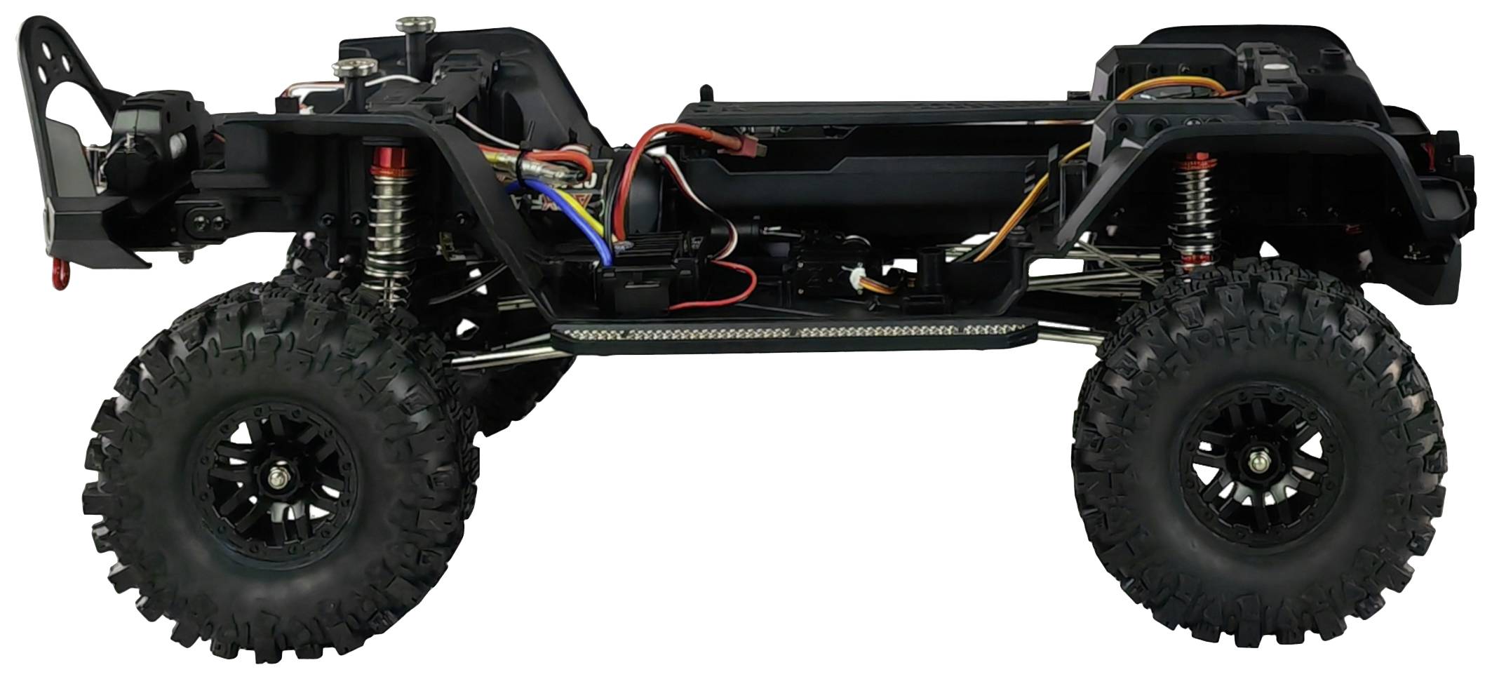 Ferngesteuertes Modellauto-Chassis mit großen All-Terrain-Reifen, sichtbaren Federungen, farbigen Kabeln und montierter Stoßstange.