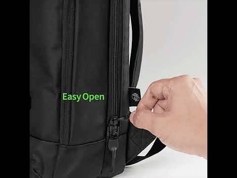 Eine Hand öffnet einen Reißverschluss an einem schwarzen Rucksack. Der Text 'Easy Open' ist in Grün neben dem Reißverschluss zu sehen.