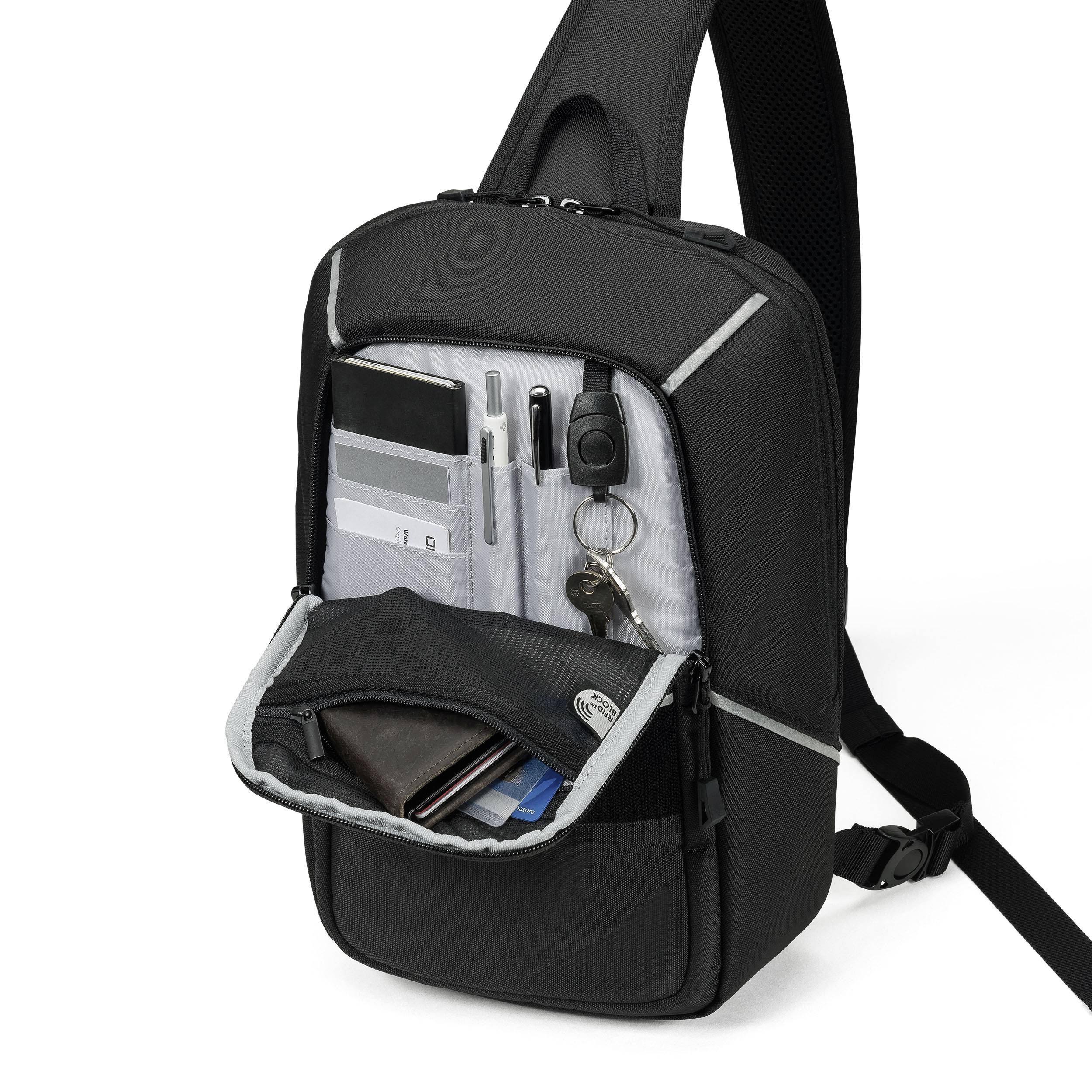Ein Rucksack mit offenem Fach, das diverse Fächer für Stifte, Schlüssel und Karten zeigt. Ideal für organisierte Aufbewahrung.