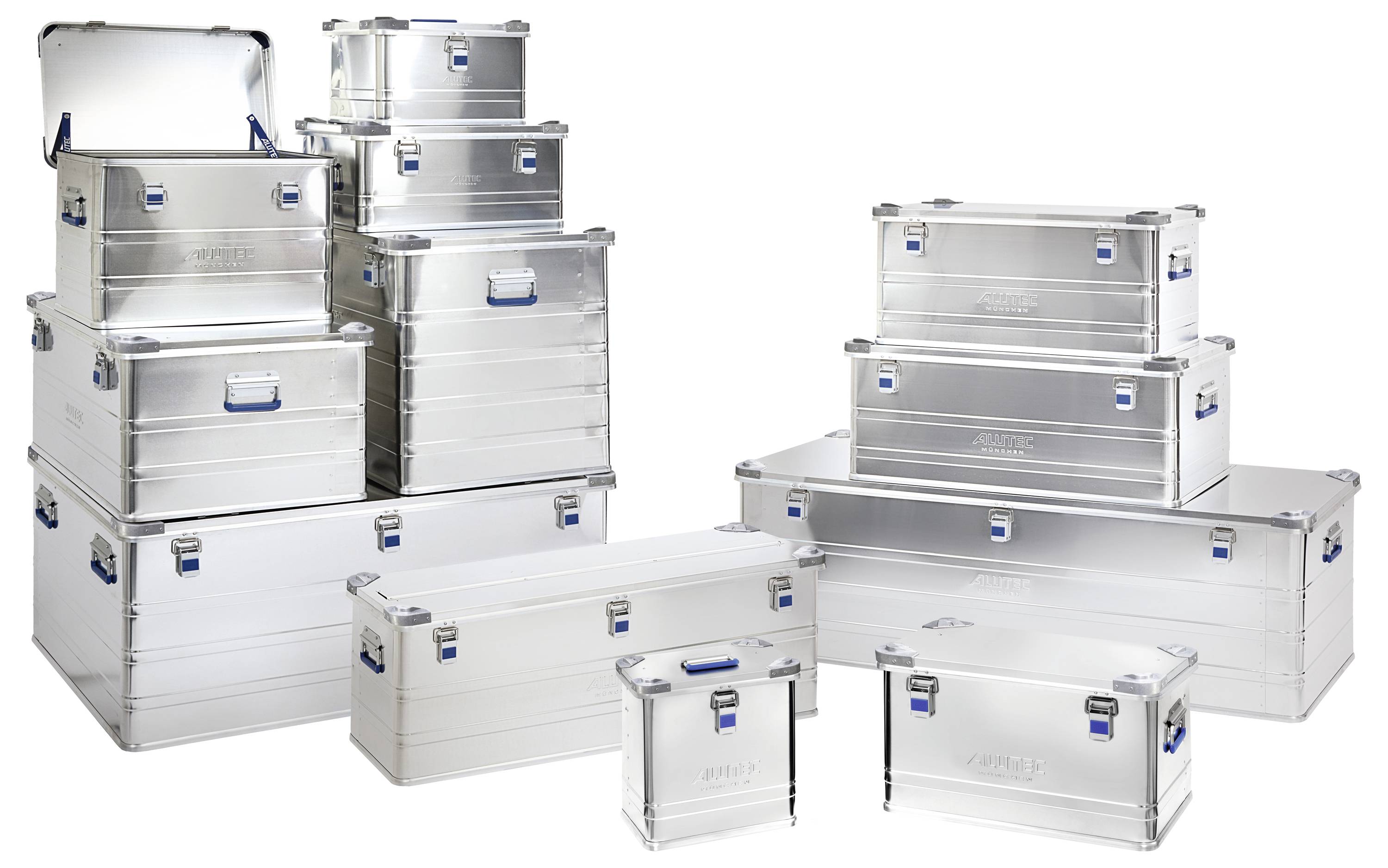 Gestapelte Aluminium-Lagerkästen in verschiedenen Größen mit blauen Griffen, in zwei Gruppen angeordnet.