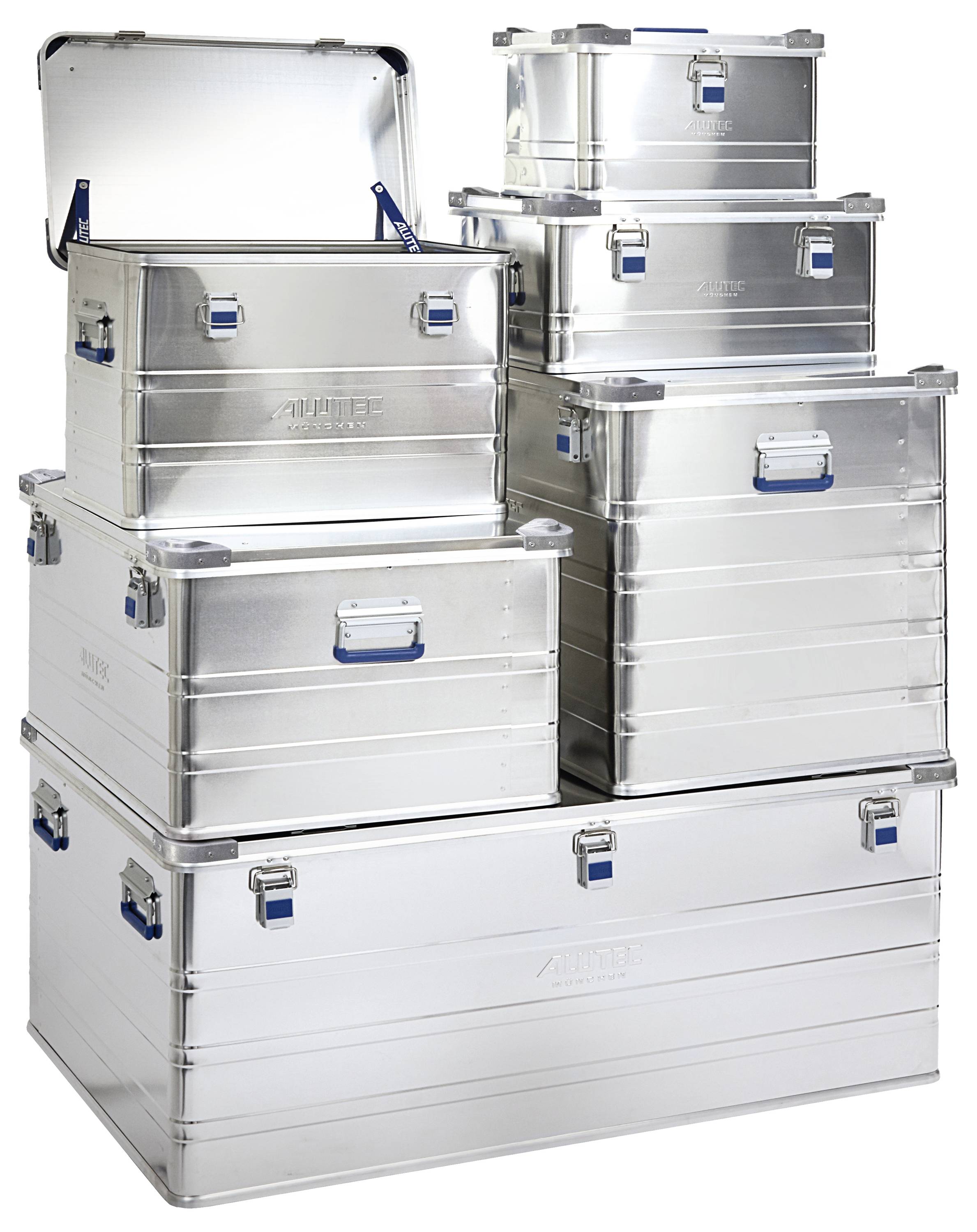 Ein Stapel metallischer Lagerkisten mit blauen Verschlüssen in verschiedenen Größen, einige offen, zeigt robuste Konstruktion für sichere Lagerung.