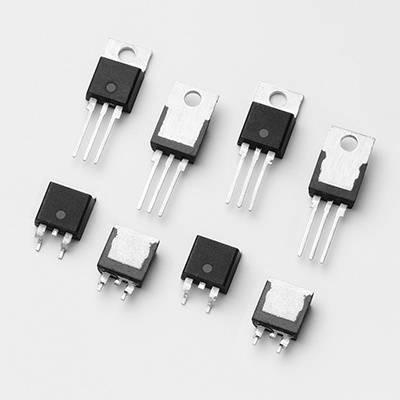 Neun elektronische Halbleiter: drei große, drei mittlere, drei kleine, alle mit drei Anschlüssen, auf weißem Hintergrund.