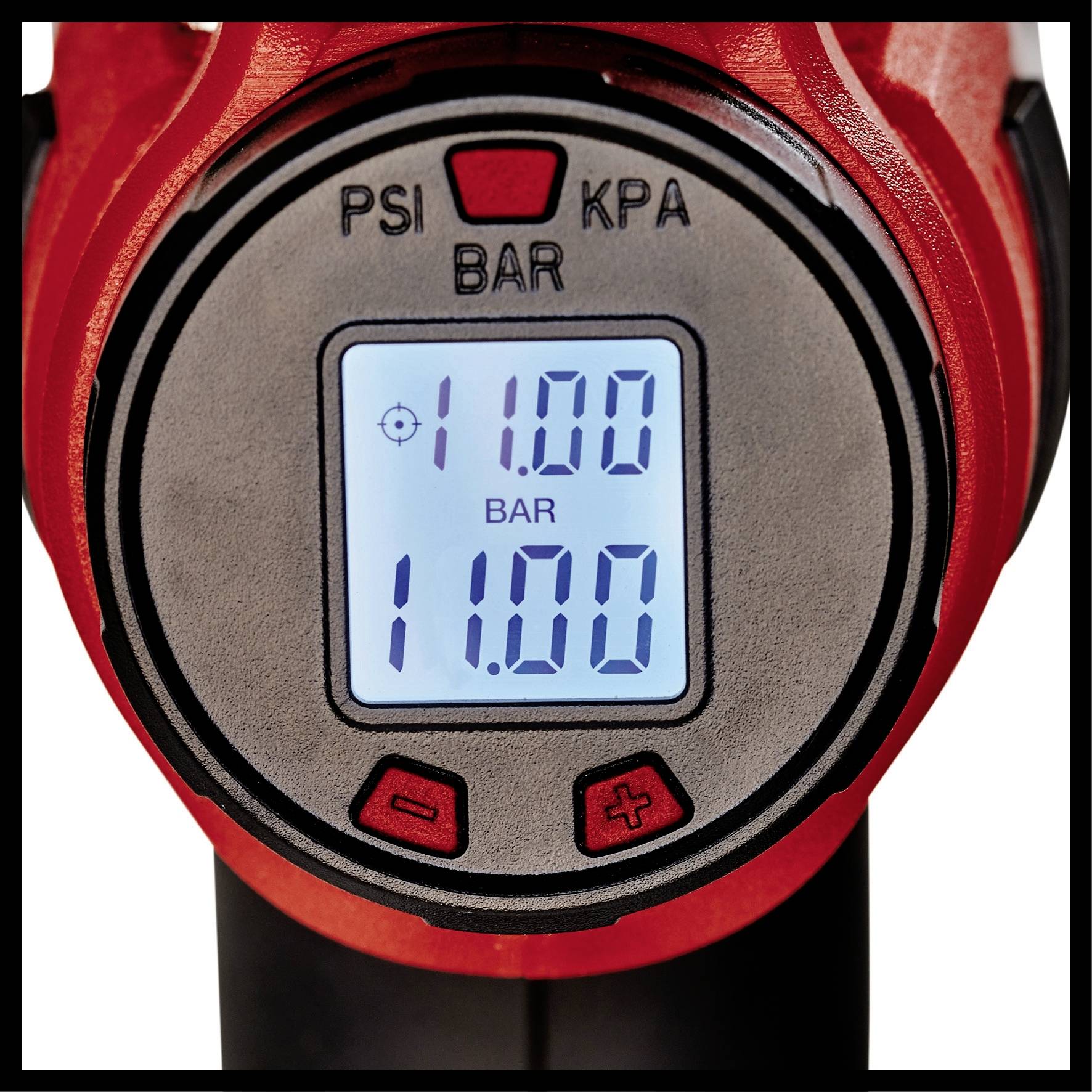 Nahaufnahme eines digitalen Manometers mit rotem Gehäuse, zeigt '11.00 BAR' an. Tasten für Plus und Minus unterhalb des Displays.