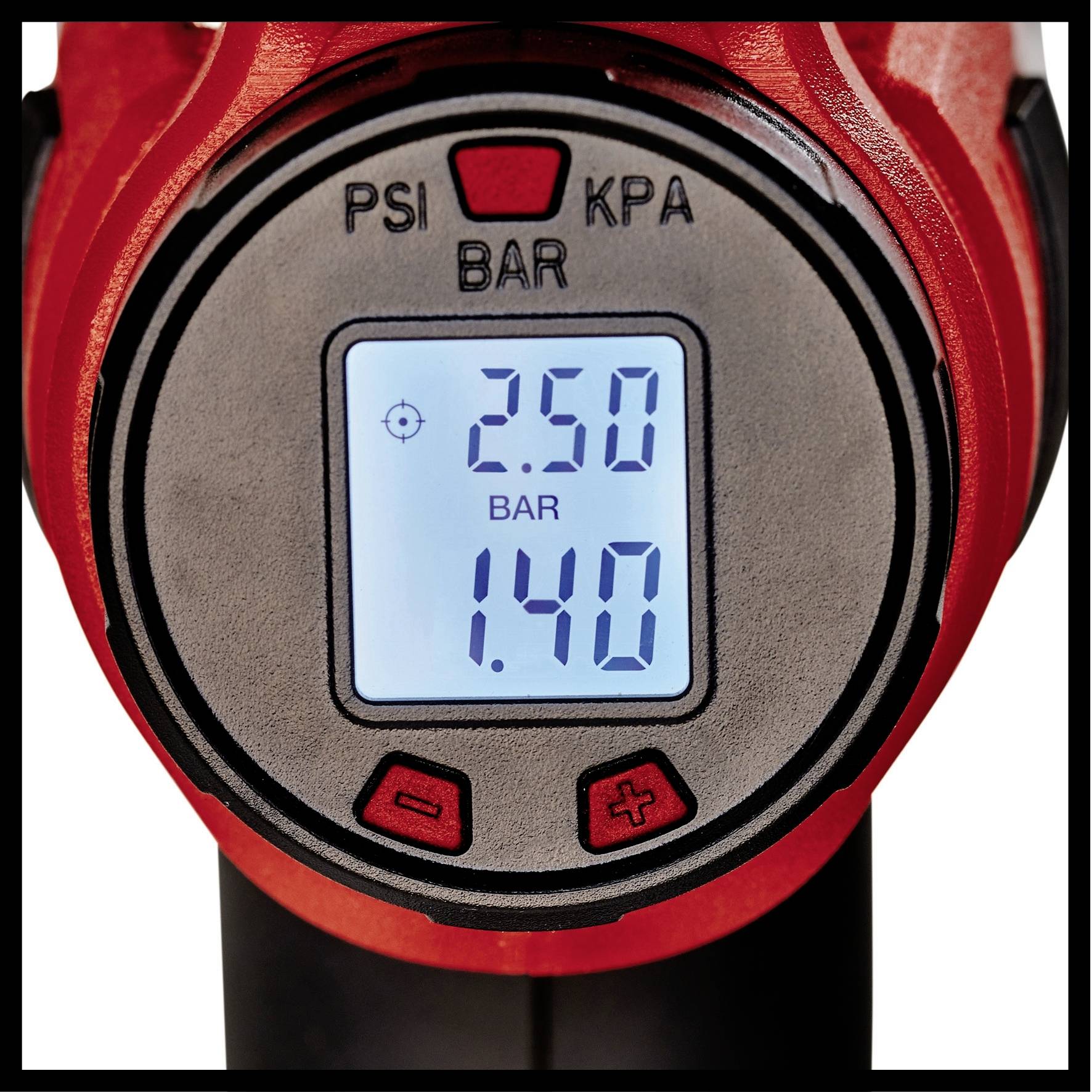 Nahaufnahme eines digitalen Reifendruckmessers mit Anzeige der Werte: '2.50 BAR' oben und '1.40 BAR' unten, umgeben von Bedientasten.