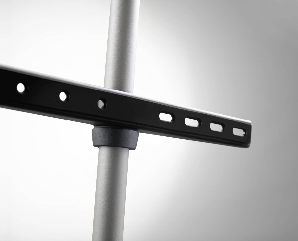 Metallstange mit horizontal befestigter, perforierter Halterung vor grauem Hintergrund.