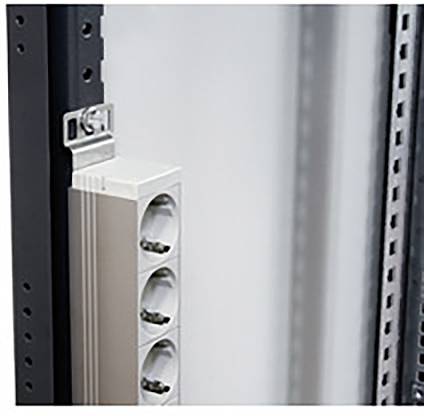 Mehrfachsteckdose in einem Server-Rack montiert. Sie hat vier Steckplätze und ist an einer vertikalen Schiene befestigt.