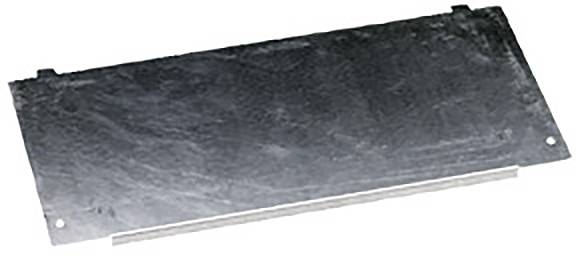 Eine rechteckige Metallplatte mit abgenutzter, dunkler Oberfläche. Sie hat an den Ecken Löcher, möglicherweise zur Befestigung.