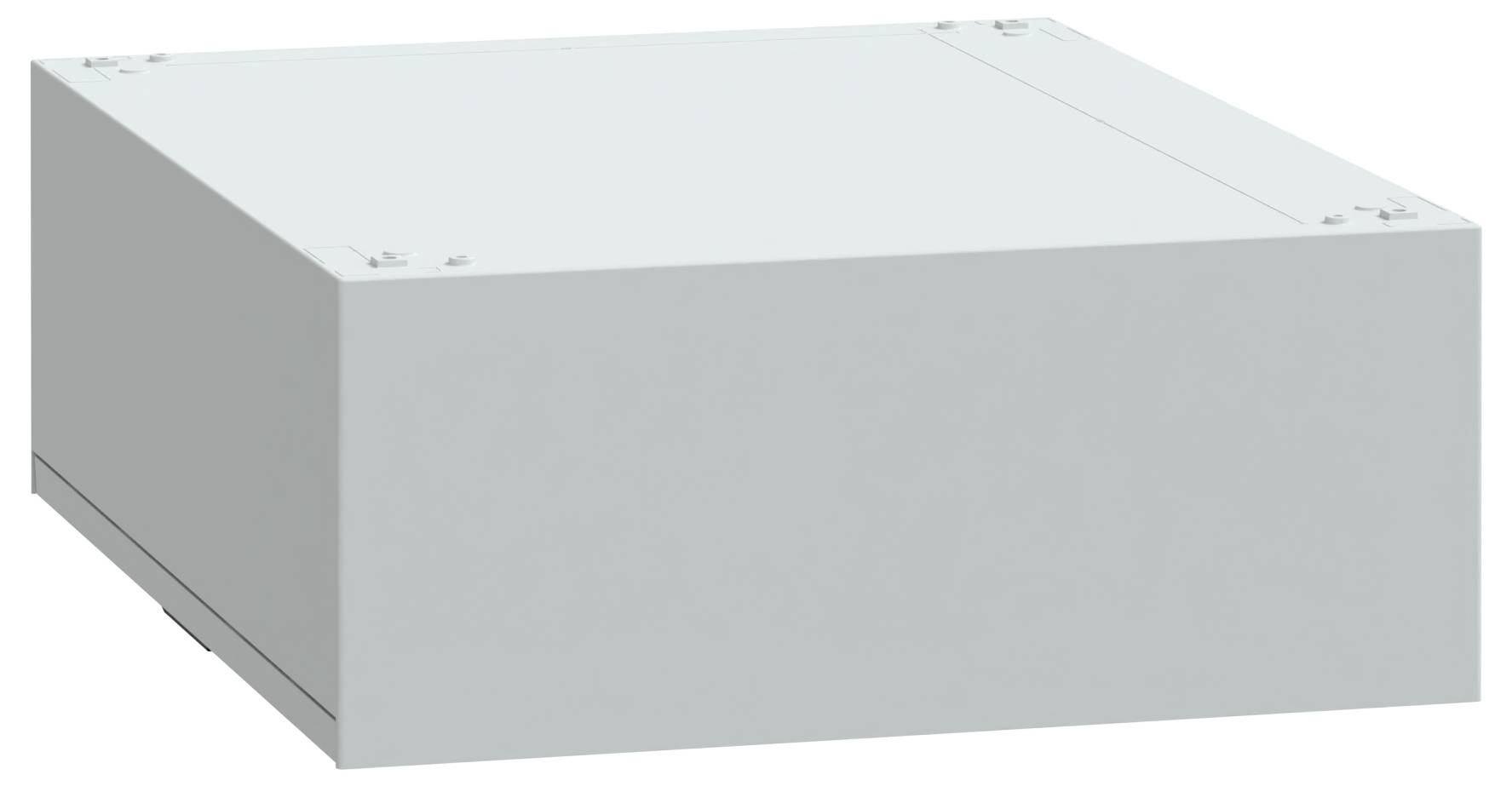 Eine graue Metall-Elektroverteilerdose in quadratischer Form mit sichtbaren Schrauben an jeder Ecke auf der Oberfläche.