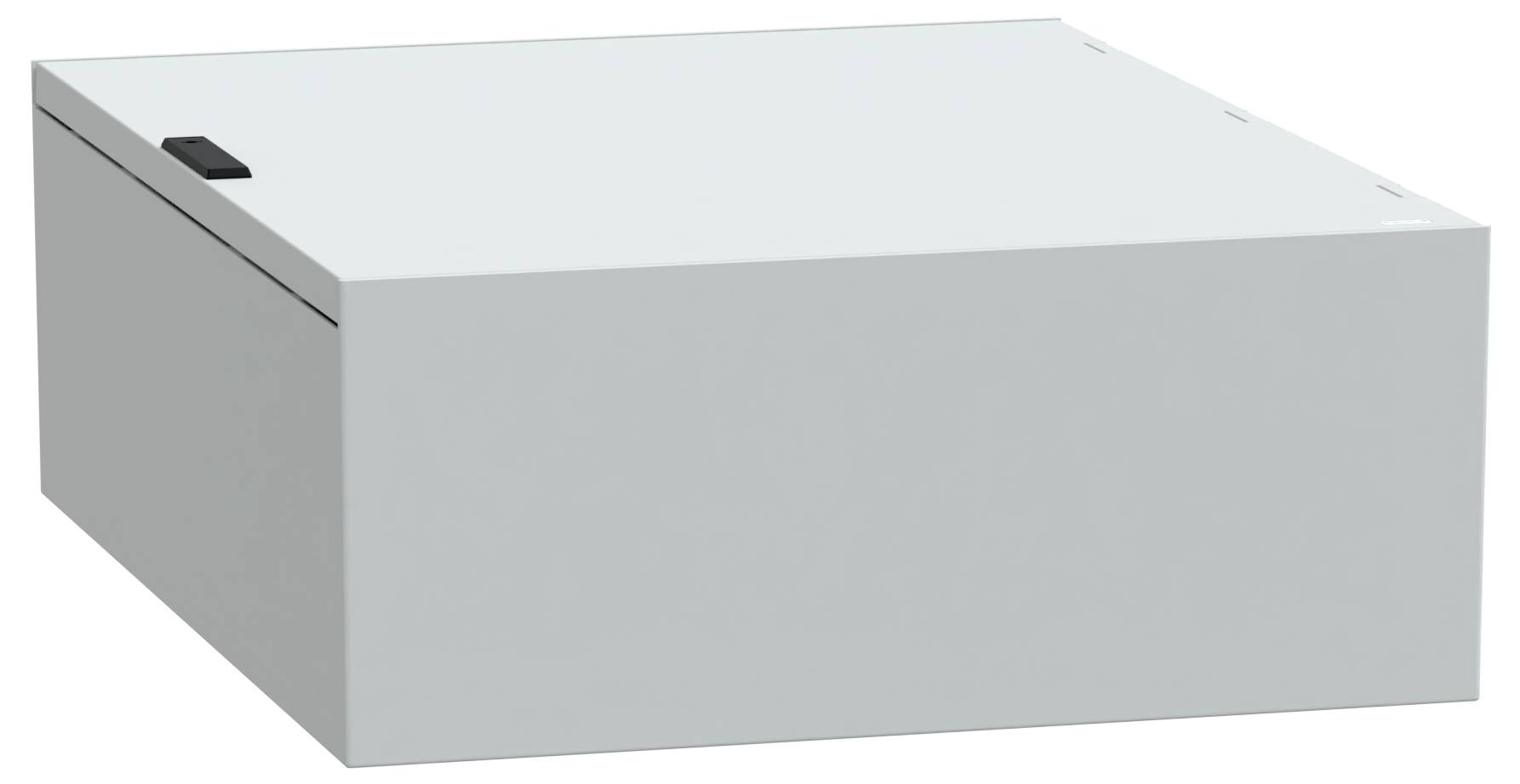 Eine große weiße Metallbox mit einem kleinen schwarzen Griff auf einer Seite. Die Box ist ohne weitere Merkmale und vor einem schlichten Hintergrund platziert.