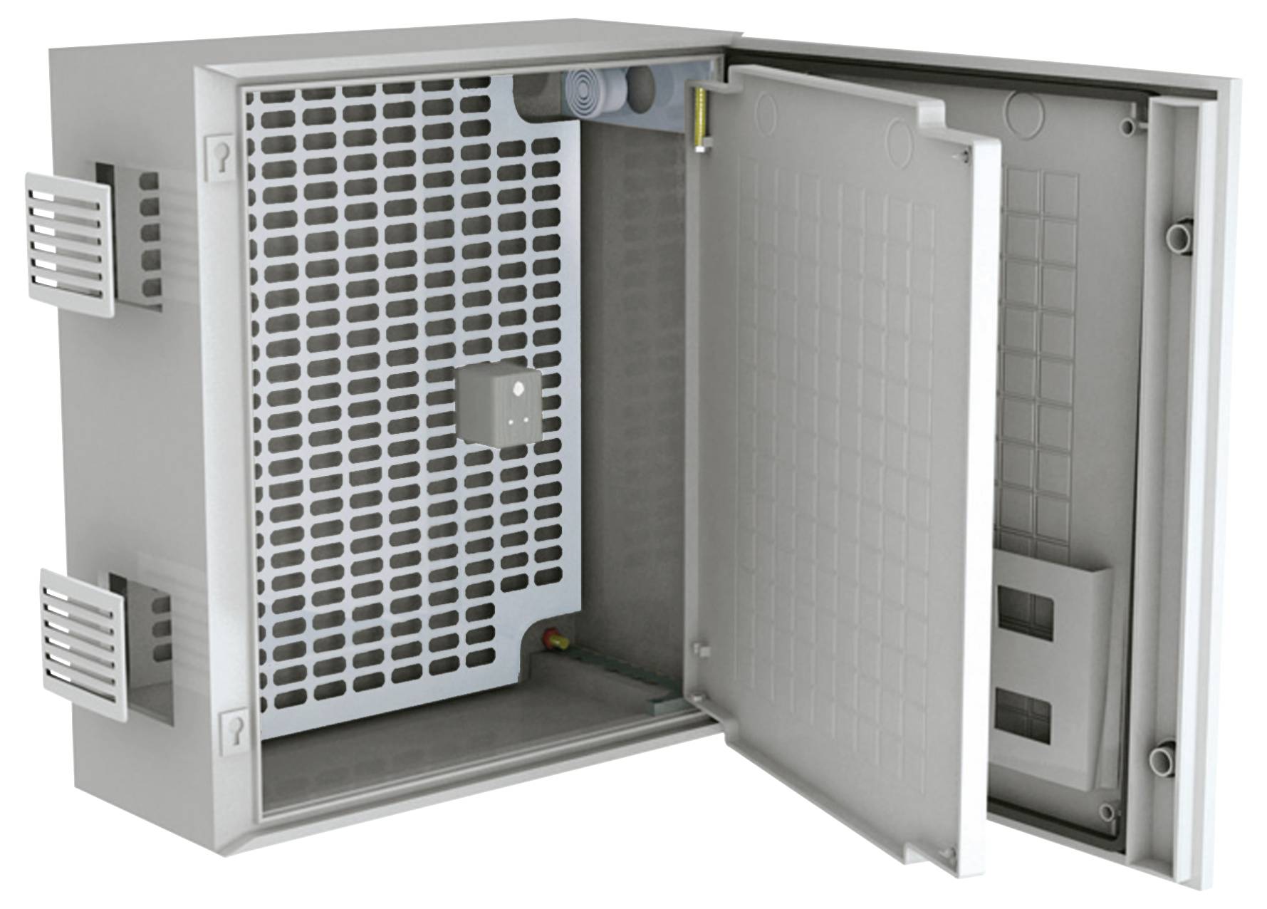 Ein offener grauer Metallschaltschrank mit einem gelochten Panel im Inneren, dessen Tür angelehnt ist und zur Unterbringung von elektronischen Komponenten dient.