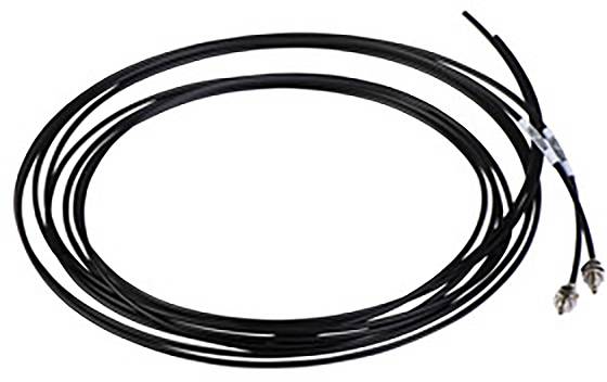 Ein langes, schwarzes Kabel mit zwei abisolierten Enden und Metallanschlüssen, aufgerollt in einem Kreis, liegt auf einem neutralen Hintergrund.