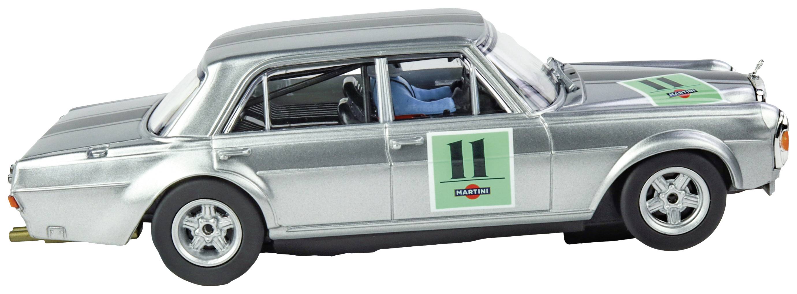 Silbernes Modellauto eines klassischen Limousinenrennwagens mit der Nummer '11' auf der Seite. Abgerundetes Design mit Rennaufklebern.