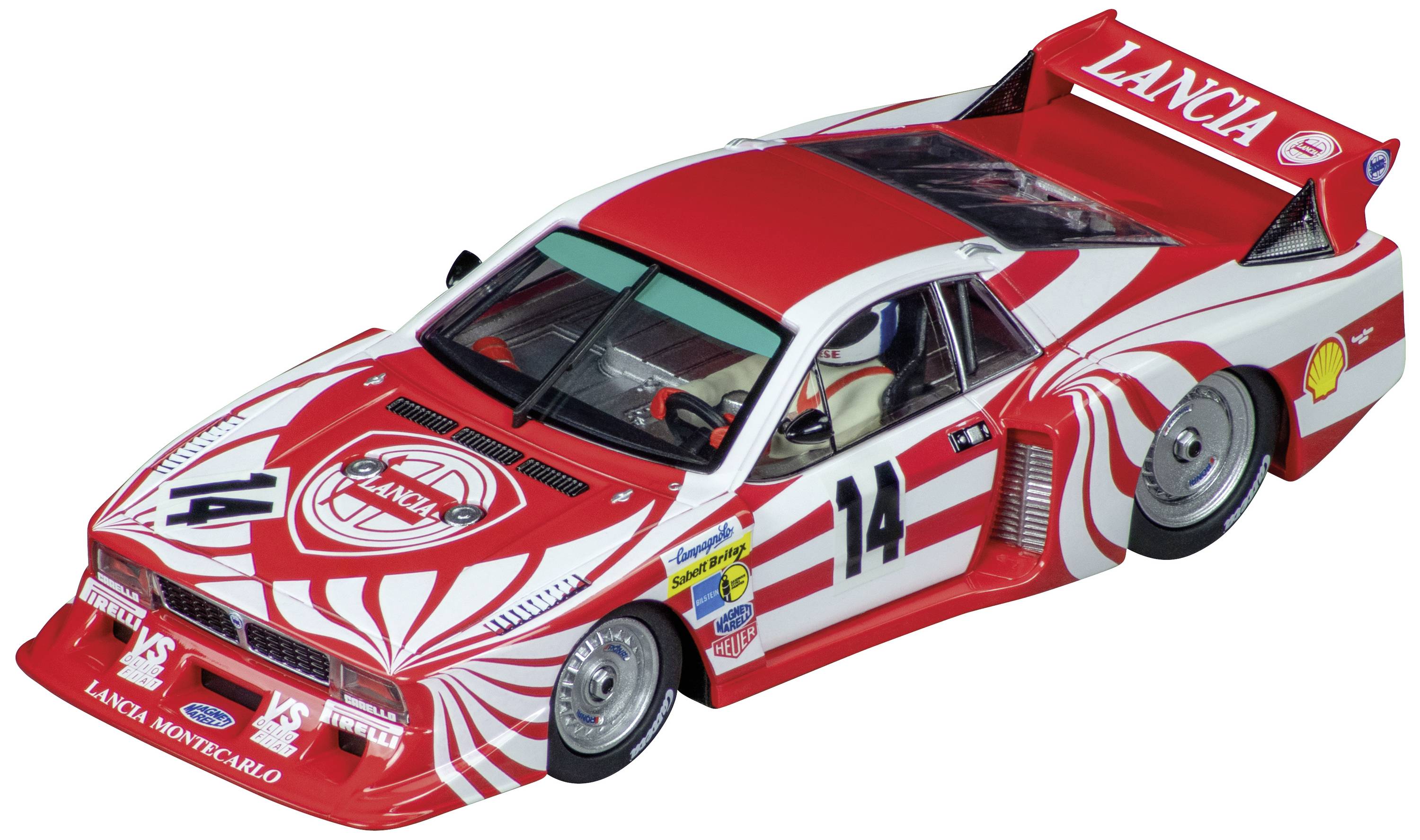 Ein rotes Lancia-Rennmodellauto mit weißen Streifen und der Nummer 14. Es hat diverse Sponsorenlogos und einen großen Heckflügel.