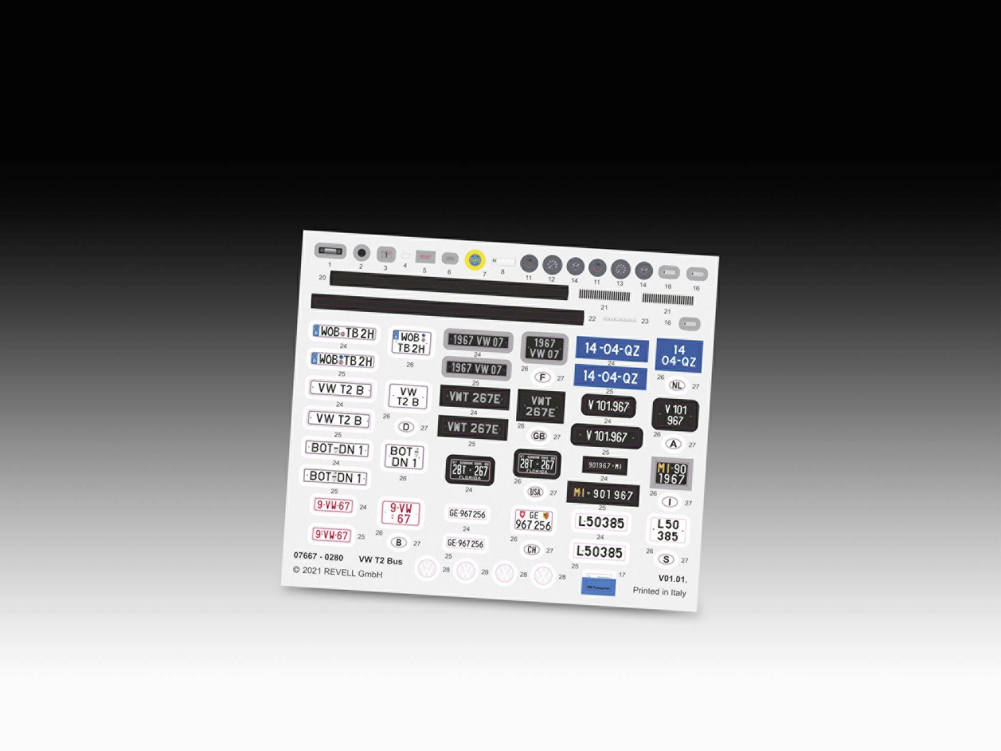 Das Bild zeigt eine Vielzahl von Aufklebern mit verschiedenen Buchstaben- und Zahlenkombinationen, einige mit farbigem Hintergrund.