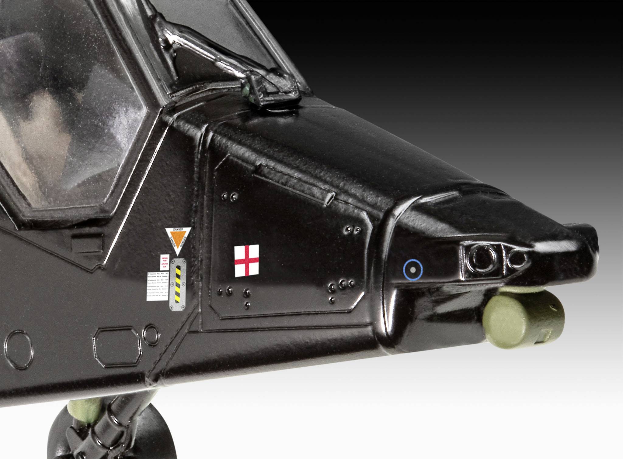 Nahaufnahme eines schwarzen Flugzeugmodells mit Cockpit und kleinen Abzeichen auf dem Rumpf.