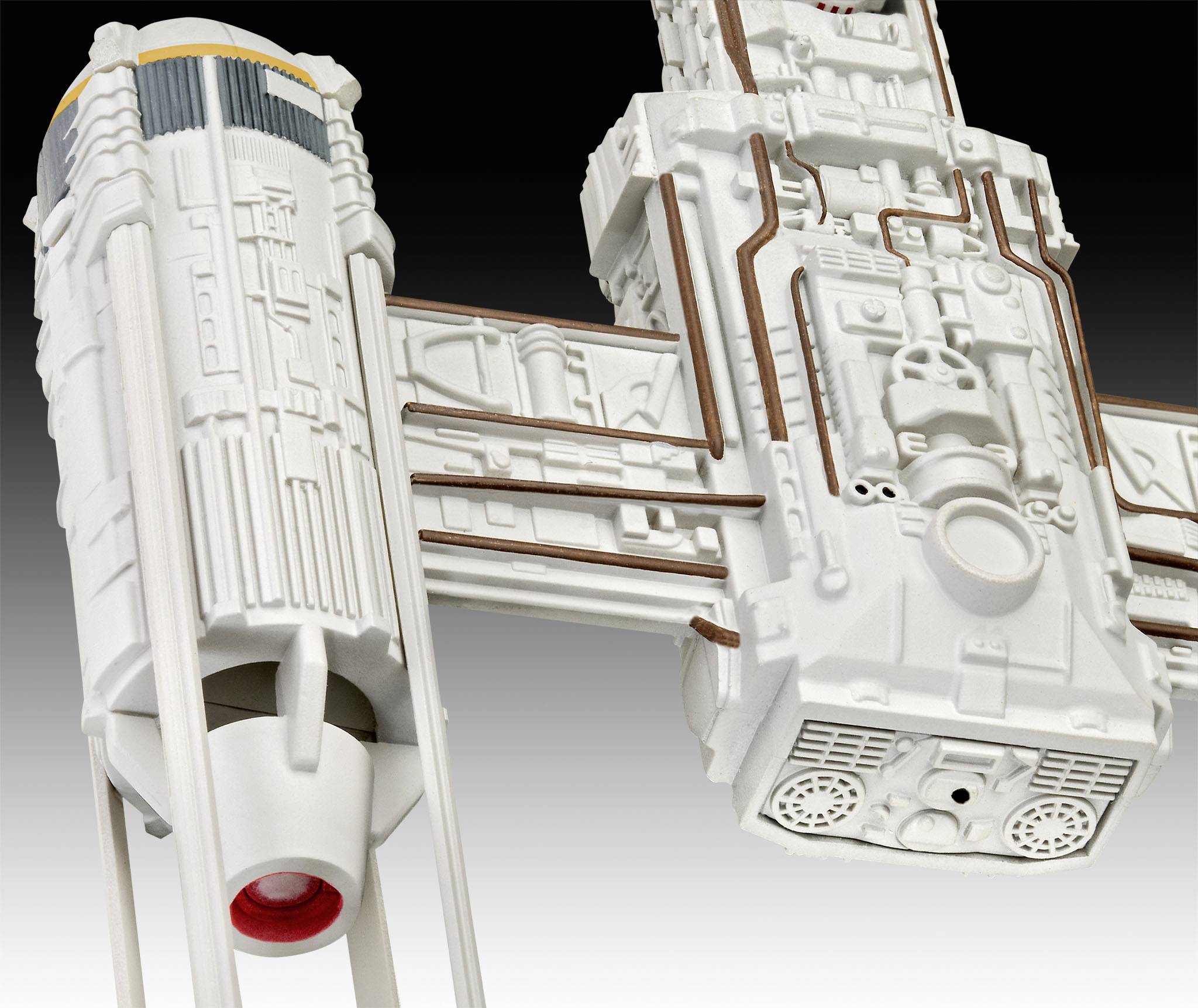 Nahaufnahme eines Modells mit futuristischem Design, das technische Details und eine rote Linse zeigt, auf schwarzem Hintergrund.