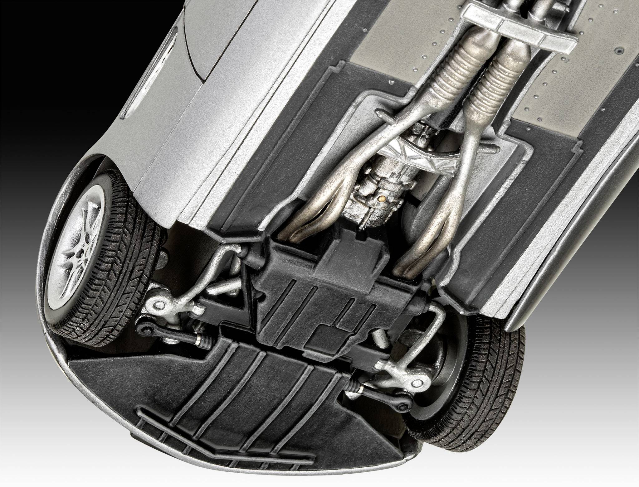 Unterseite eines Autos mit sichtbarem Fahrwerk und Auspuffsystem. Das Bild zeigt die technischen Details der Fahrzeugkonstruktion.