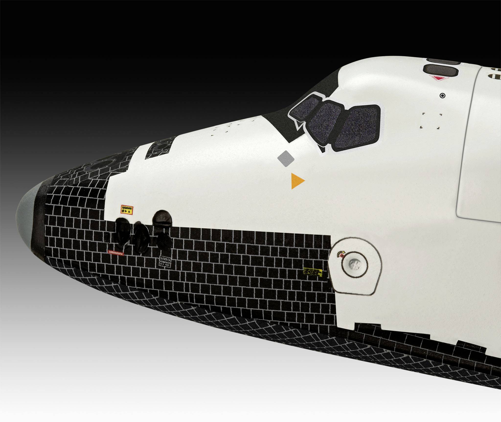 Die Nase eines Space Shuttles mit speziellen Hitzeschutzkacheln, die für den Wiedereintritt in die Atmosphäre entscheidend sind.